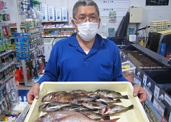 下津井で魚をつった男性