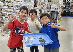 ハゼを釣って喜ぶ仲良し3人