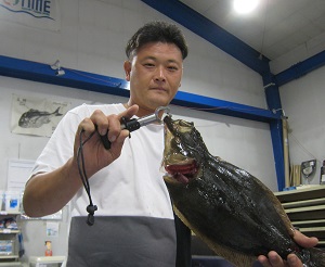 玉島でヒラメを釣った男性