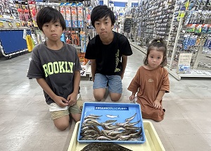 魚釣りを楽しんだ3兄弟