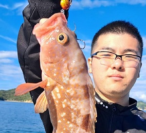 マダイを釣ってご満悦の男