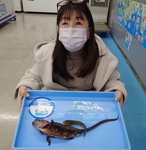 カサゴを釣った女性